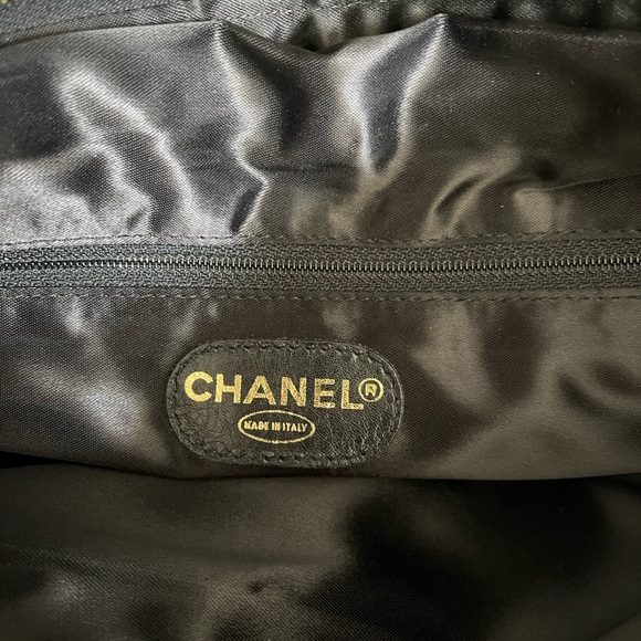 Chanel black leather bag with gold chain handle.There is a small cut on lock tag - Picture 4 of 14